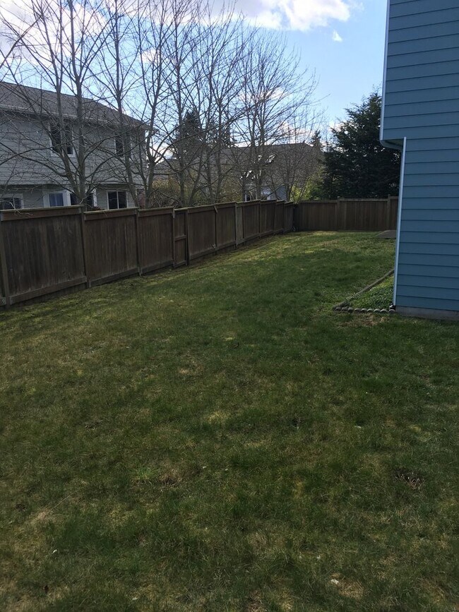 Building Photo - ***PENDING APPLICATIONS***Large 4 bedroom house that is Pet Friendly!