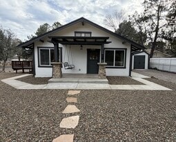 Building Photo - 703 Country Club Dr