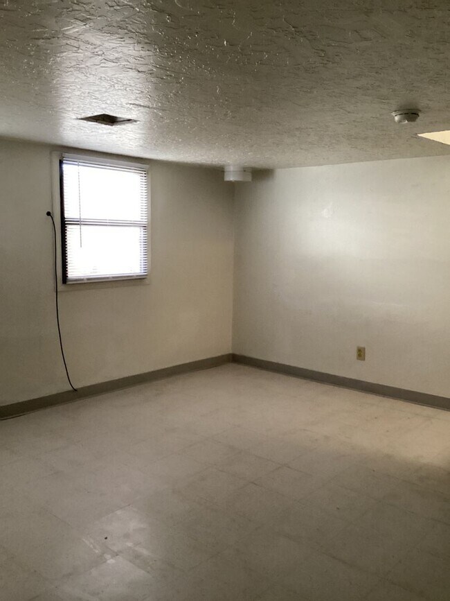 Building Photo - Spacious Vintage 3 Bed 1 Bath!