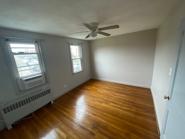 Building Photo - 906 Pine Heights Ave