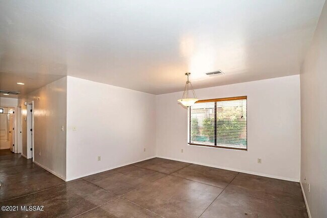 Building Photo - 3 bedroom 2 bath home with washer and dryer.