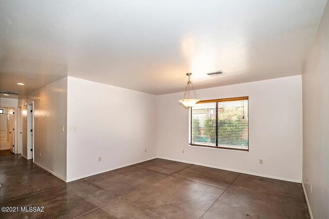 Building Photo - Move in October and get November rent FREE...