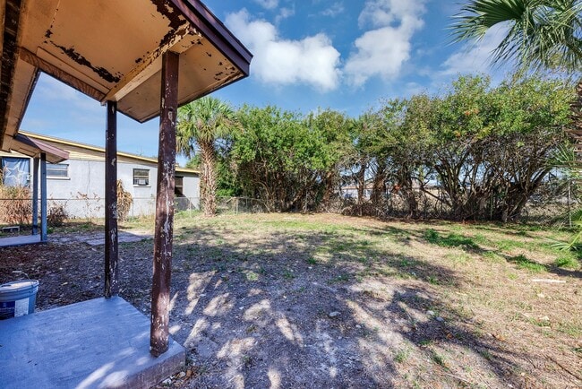 Building Photo - Charming Updated 1-Bedroom Home with Modern Kitchen & Cozy Front Patio