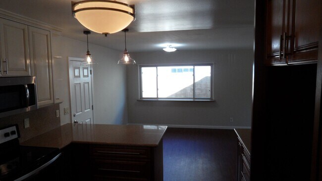 Building Photo - Spacious 6 Bedroom, 3 Bathroom, Single Fam...