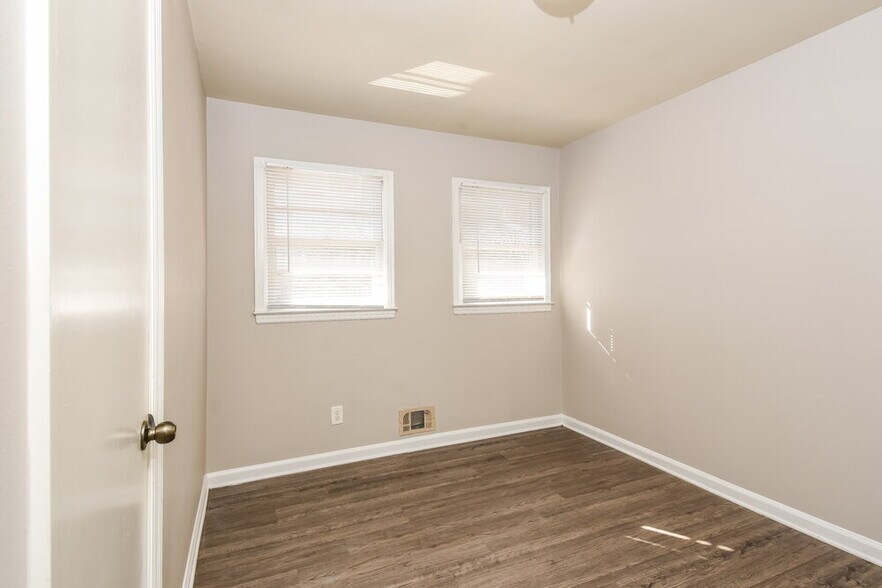 Building Photo - 1642 Pine Cir