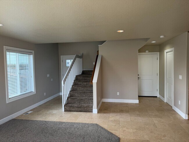 Building Photo - Newer 3 bedrooms 2.5 bathroom townhouse! MOVE IN SPECIAL!