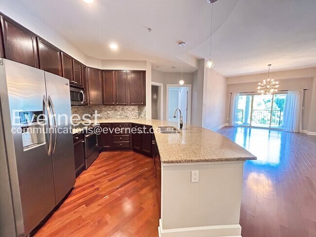 Building Photo - 3 Bed/2.5 Bath Condo with Modern Amenities / Available Now!