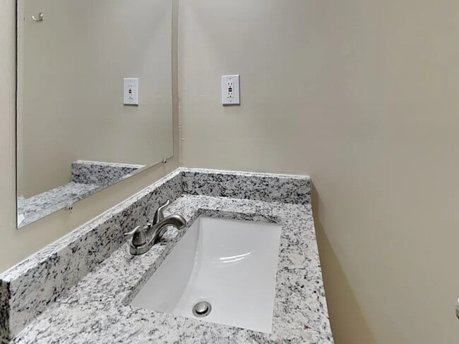 Building Photo - 605 Tower Rd