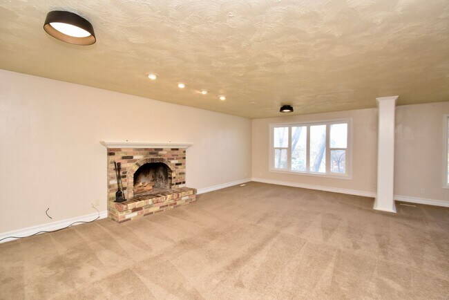 Building Photo - Spacious 5 Bedroom 3 Bathroom Home in Sandy!