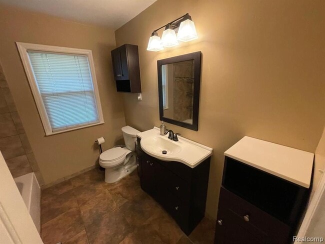 Building Photo - 1749 E Maple Rd