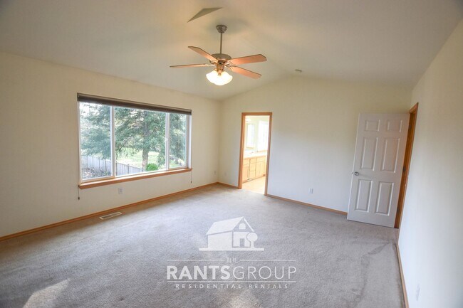 Building Photo - Spacious home in a fantastic neighborhood