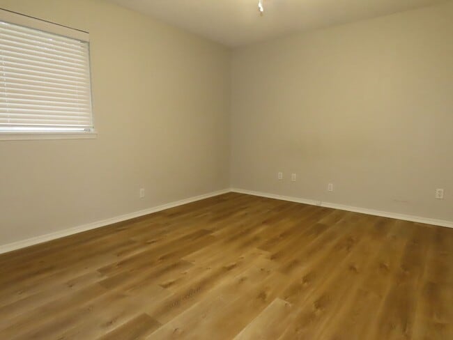 Building Photo - Expansive 3/2 Home in Tyler w/Additional Den and Living Room!