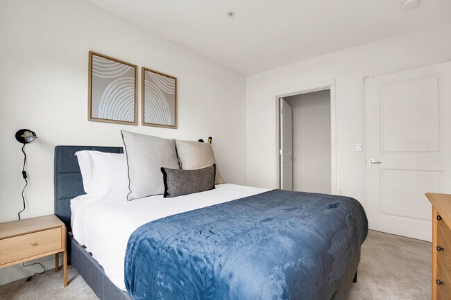 Building Photo - 10410 NE 2nd St