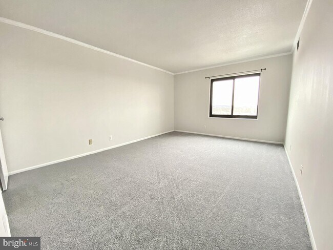 Building Photo - 205 Yoakum Pkwy