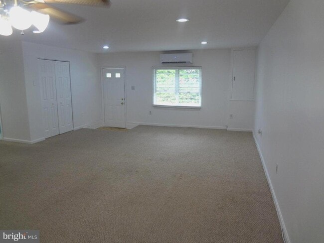 Building Photo - 17540 Queen Elizabeth Dr
