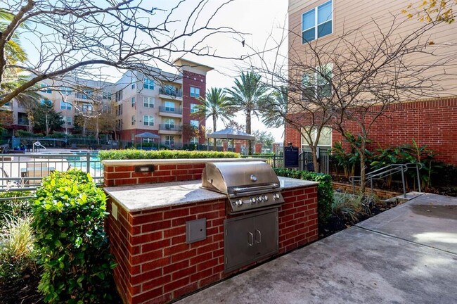 Building Photo - 8877 Lakes at 610 Dr