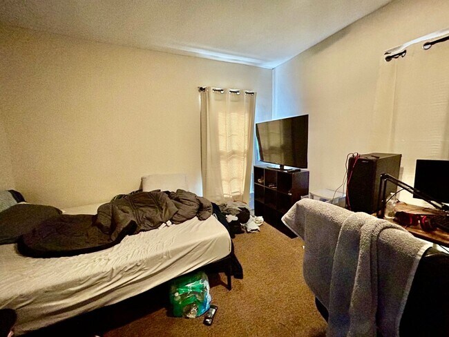 Building Photo - **PRE-LEASING FOR 2026–2027 SCHOOL YEAR!**