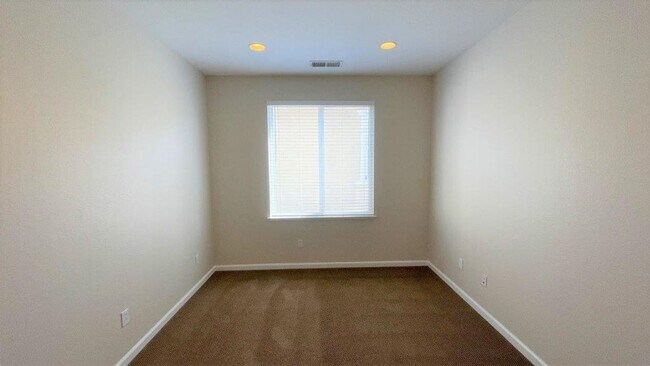 Building Photo - Concord Beautiful 4 bedroom 2.5 bathroom h...
