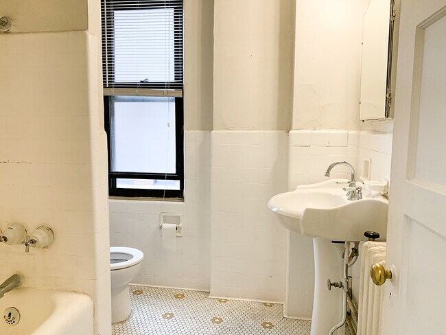 Building Photo - 8925 E Jefferson Ave