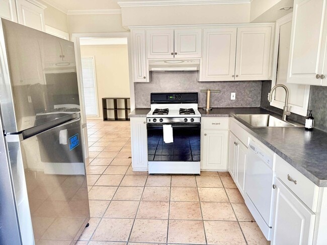 Building Photo - 4647 Loyola Dr