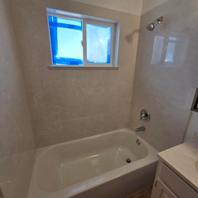 Building Photo - 205 Madison St NE