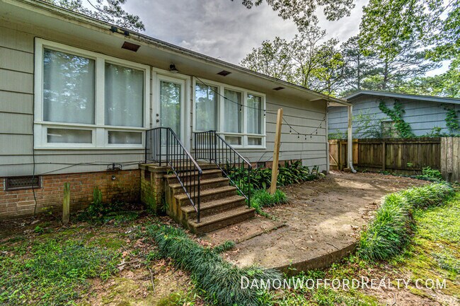 Building Photo - 1827 Parkridge Dr