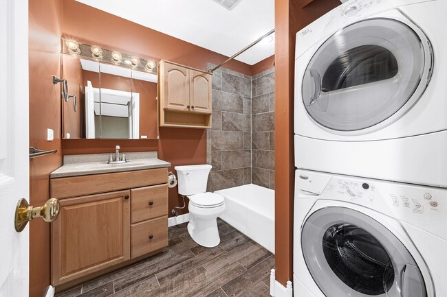 Building Photo - Beautiful End Unit Townhome with Garage!