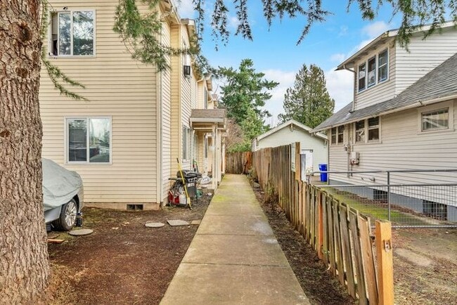 Building Photo - Big 2 bedroom townhouse. Minutes to Portland!!!!