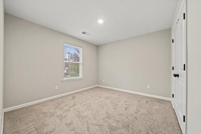 Building Photo - 2845 Yale Ave