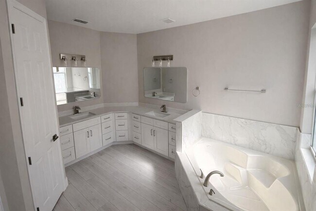 Building Photo - 3504 Valleyview Dr