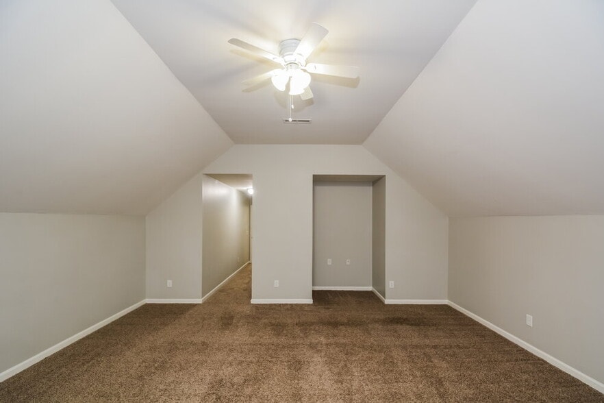 Building Photo - 923 Red Oak Tree Dr