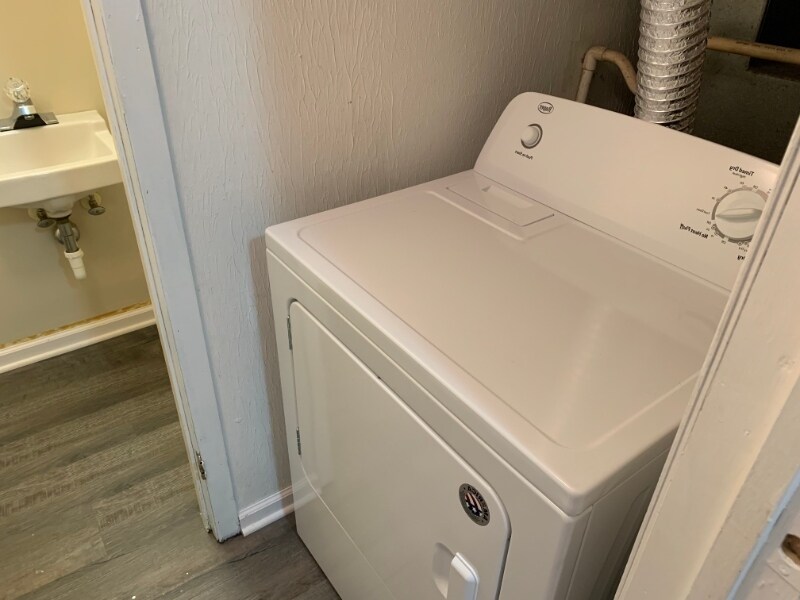 Building Photo - 221 Peppertree Ln