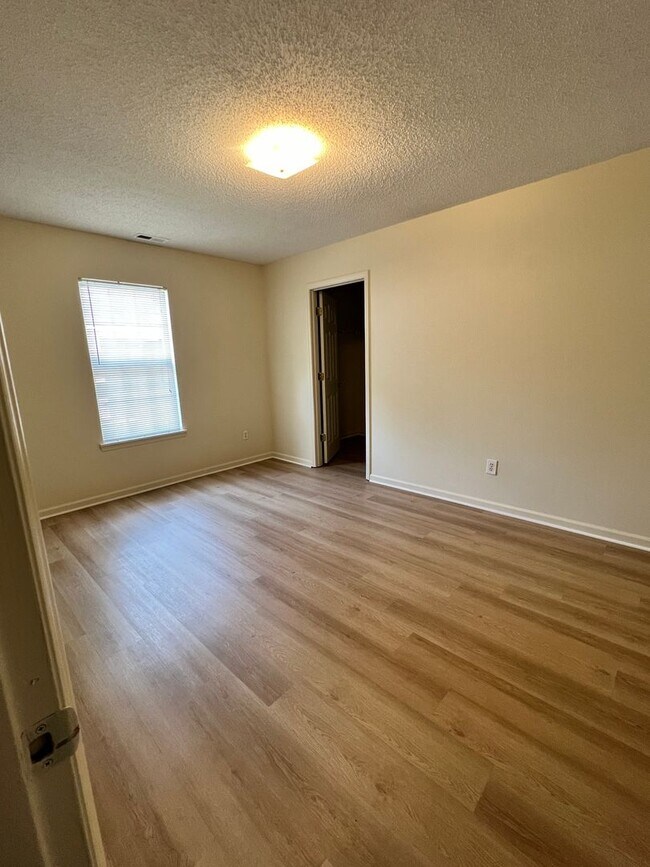 Building Photo - 3 Bedroom 2 Bath House on Peachtree Avenue...