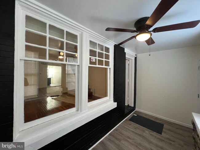 Building Photo - 254 W Sheldon St