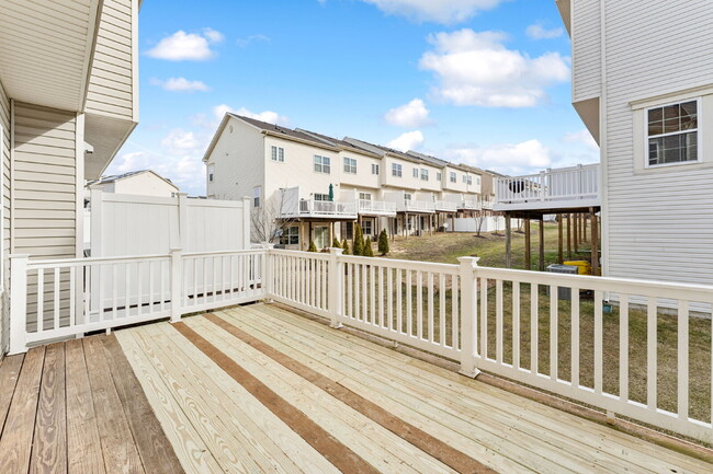 Building Photo - Charming town home located in a quiet, tree-lined community Field stone!