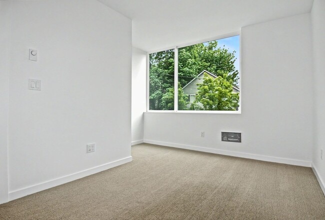 Building Photo - AVAILABLE AUGUST 14th! Modern Townhome w/ Private Balcony, AC, & Reserved Parking in Central Area