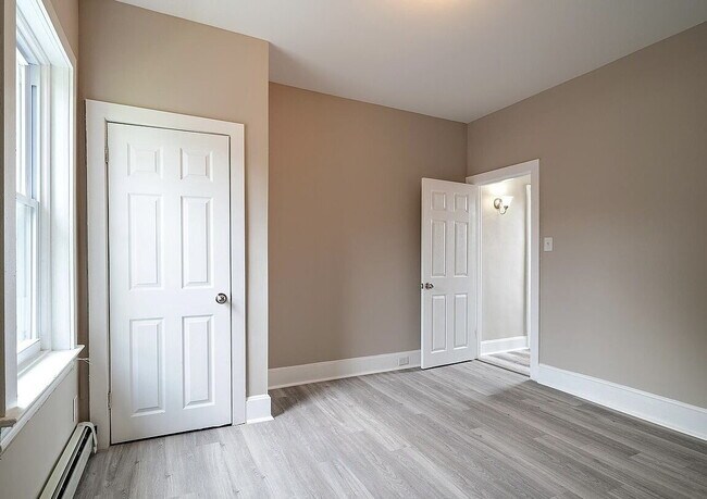 Building Photo - "Charming 3-Bedroom Haven with Elegant Gra...