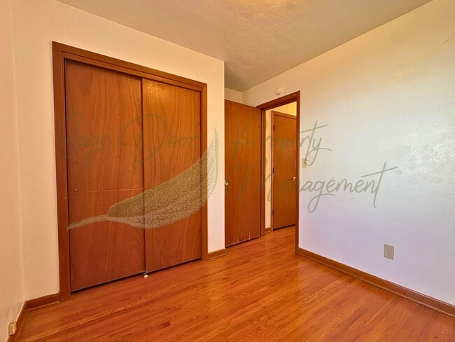 Building Photo - 522 E Short Ave