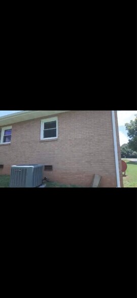 Building Photo - 2630 Amity Hill Rd
