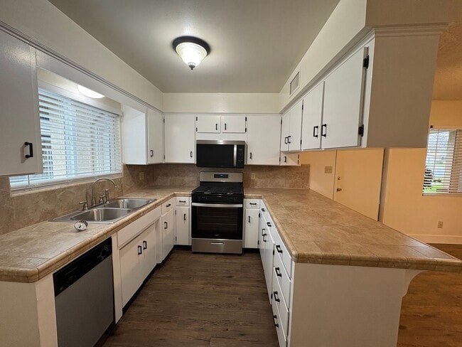 Building Photo - Spacious SE Tulare Home Near Shopping Centers coming soon!