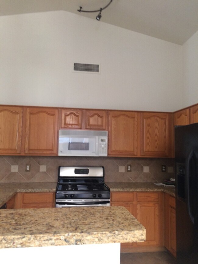 Building Photo - Beautiful 3 bedroom 2 bath North Phoenix h...