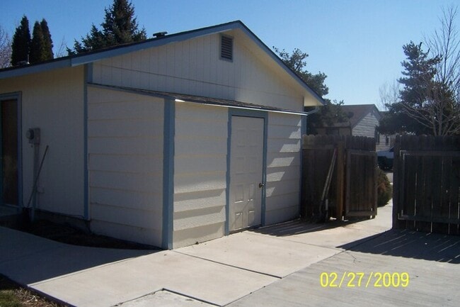 Building Photo - Single family 2 bedroom....