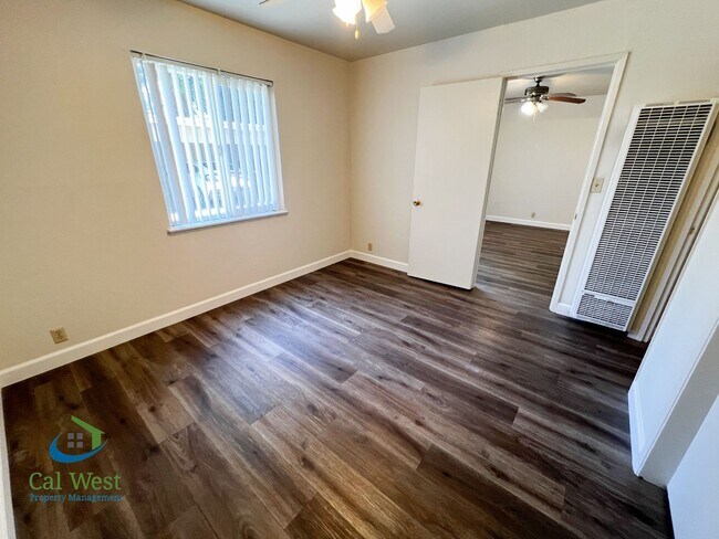 Building Photo - $1995 - Cozy 1/1 located near the Rose Garden