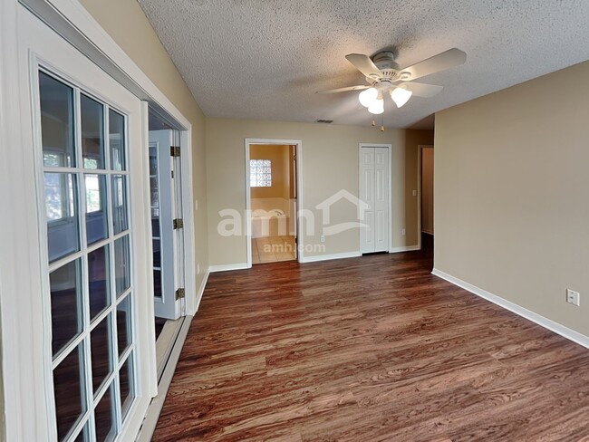 Building Photo - 333 Bay St