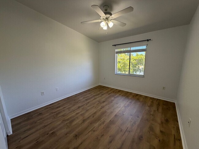 Building Photo - ANNUAL RENTAL - KEY ROYAL CONDO -THIRD FLOOR- 2 BED-1 BATH