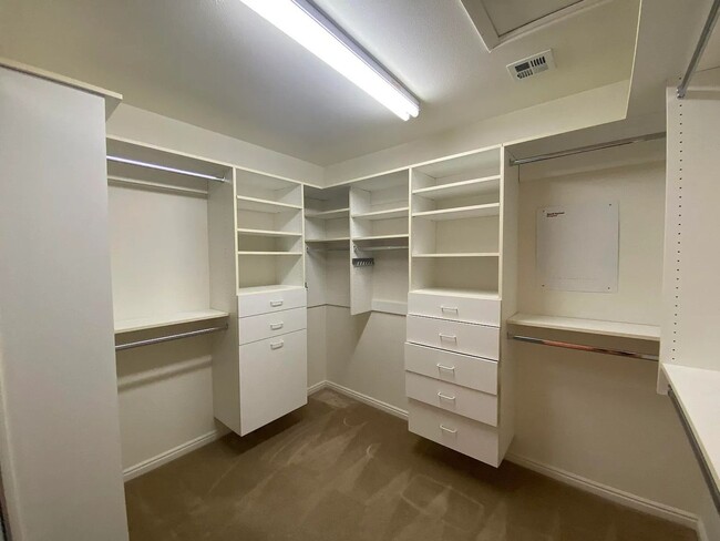Building Photo - Pet Friendly 2 Bedroom Home in Desirable 5...