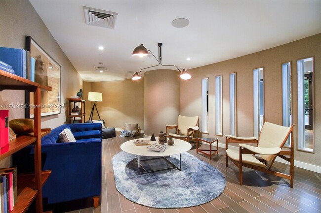Building Photo - 2831 S Bayshore Dr