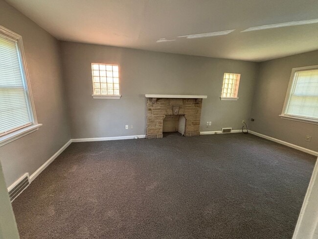 Building Photo - 3 Bedroom Home in Mt. Lebanon!