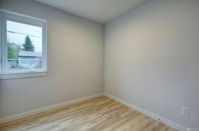 Building Photo - 3 Bed 2 Bathroom White Center Townhouse