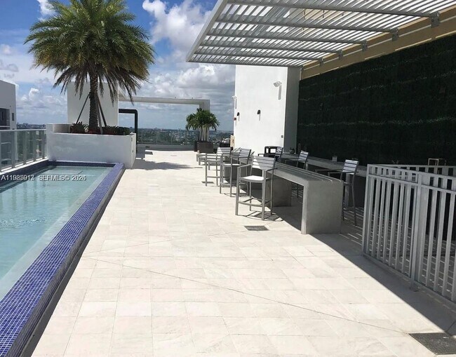 Building Photo - 1010 SW 2nd Ave